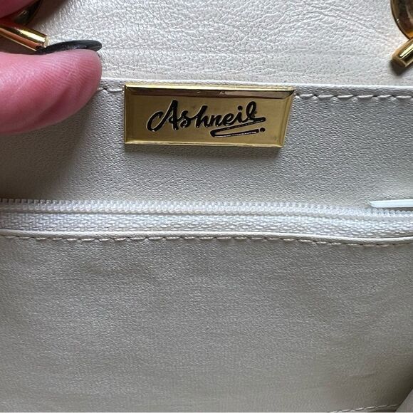 Vintage Ashneil Crossbody 🌺 quilted design 🌺 beige/cream with gold - Picture 9 of 10